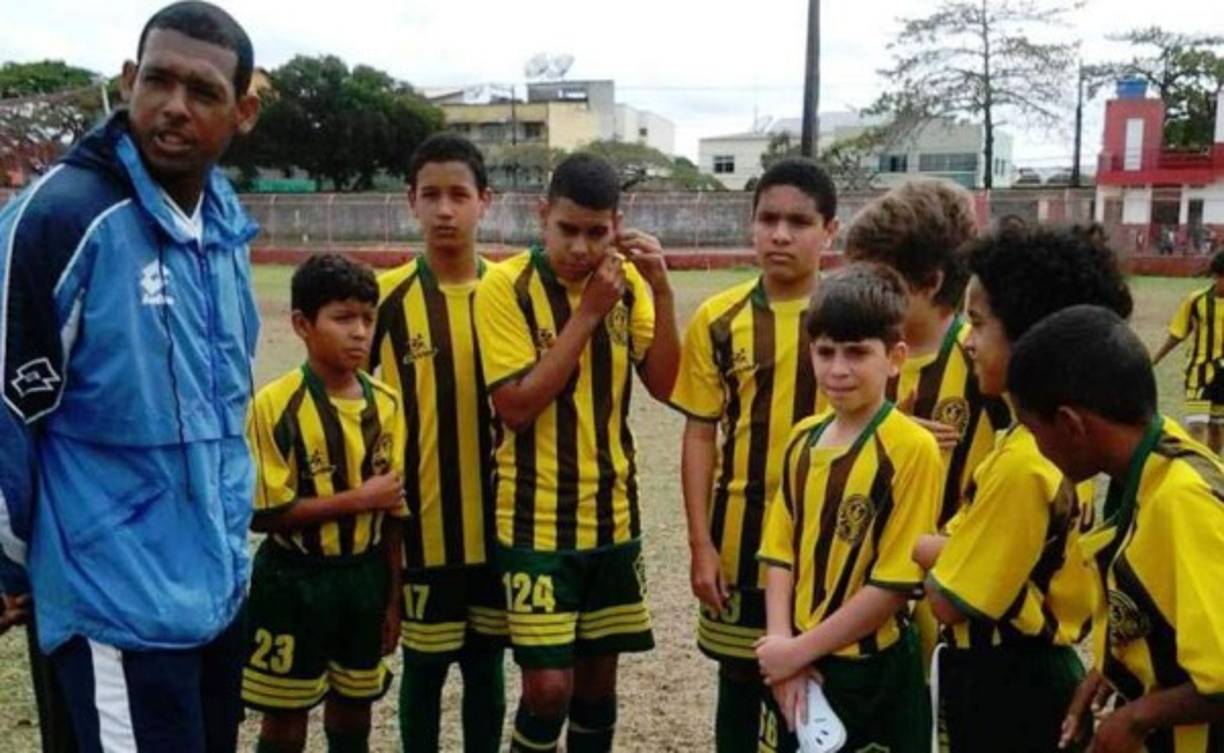 Jocimar comienza a dar sus primeros pasos como entrenador, labora en una escuela de fútbol con niños.