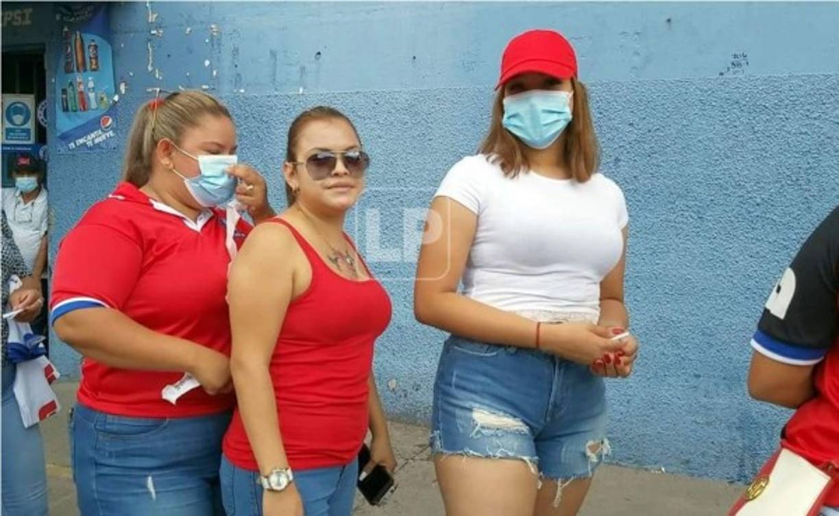 Los aficionados llegaron al estadio Nacional minutos antes del partido.