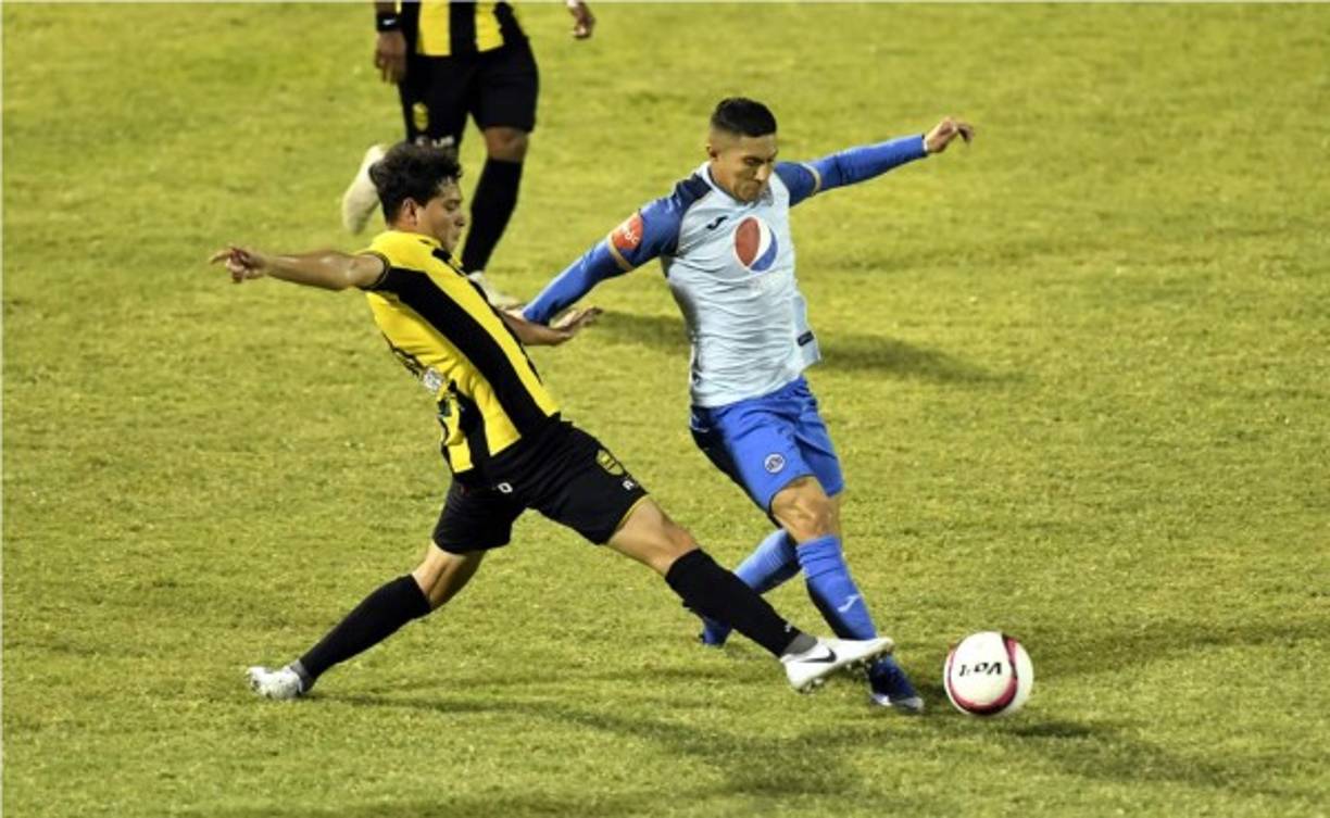 Duelo de mediocampistas. Jhow Benavídez y Héctor Castellanos disputando el balón.
