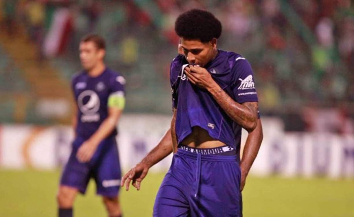 Saudi Arabia's coach Juan Antonio Pizzi speaks to his players during the 2019 AFC Asian Cup group E football match between Saudi Arabia and Qatar at the Zayed Sports City Stadium in Abu Dhabi on January 17, 2019. (Photo by Khaled DESOUKI / AFP)