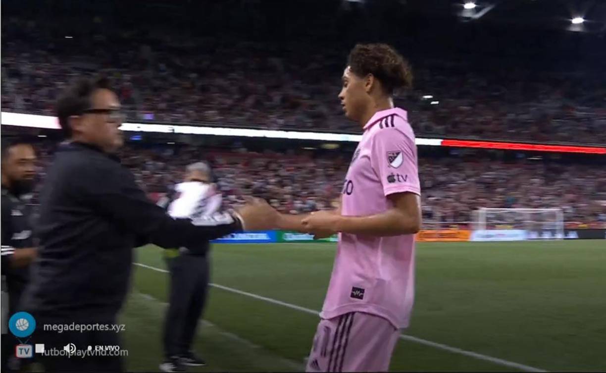 Y salió de cambio por Sergio Busquets, otro de los futbolistas claves que empezó el partido desde el banquillo. 