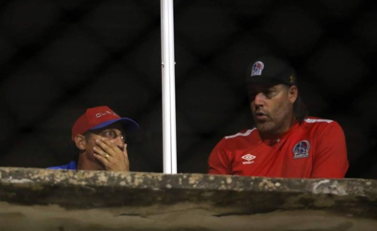 Pedro Troglio y Gustavo Reggi viendo el partido contra el Platense.