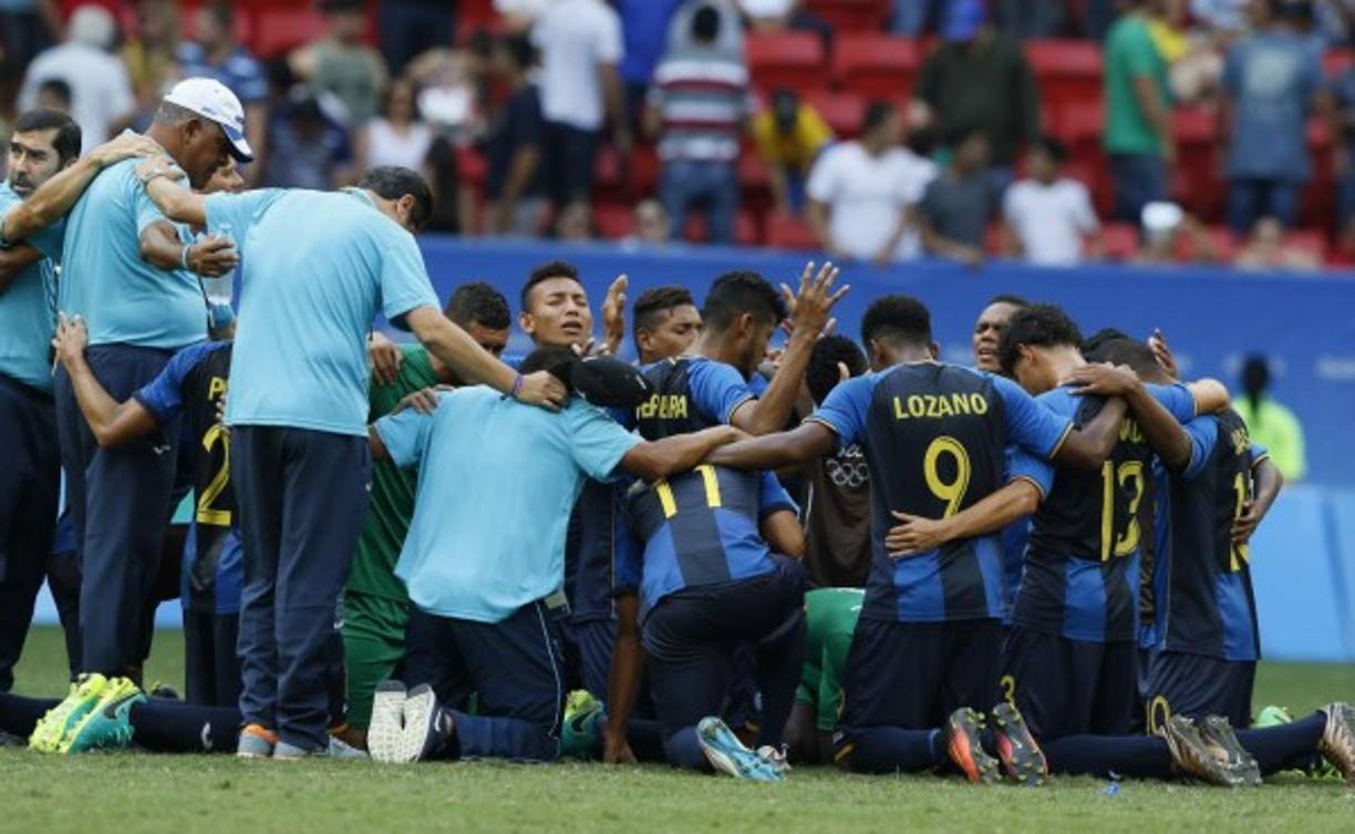 Los seleccionados al final del partido realizaron una oración . Foto Juan Salgado.