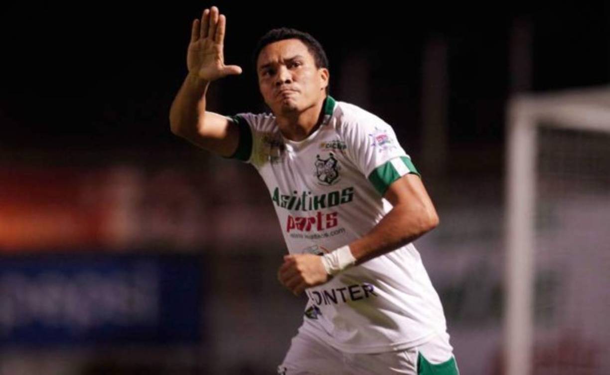Julio César 'Rambo' de León será presentado el jueves como nuevo jugador del Municipal Limeño de El Salvador, confirmó el presidente de la directiva auriazul, Rómulo Gómez. “Llegará vía terrestre a nuestro país el miércoles 28 para que el jueves 29 nos podamos reunir con él y firmar su contrato que lo una con el equipo para el torneo que se acerca”, admitió.