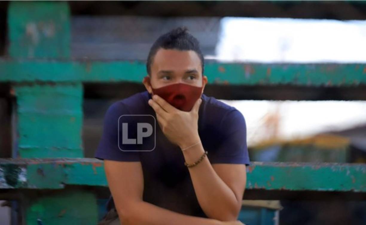 El eterno Julio César 'Rambo' de León reapareció en público y estuvo en las gradas del estadio Excélsior observando el partido Platense-Real de Minas.