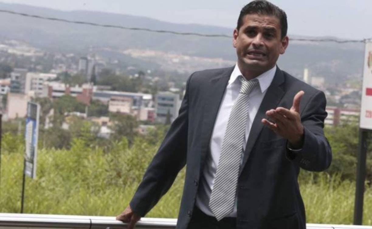 Cristian Santamaría: El ex futbolista podría seguir en el Congreso Nacional, cuenta con 3,685 votos en Atlántida (Partido Liberal).