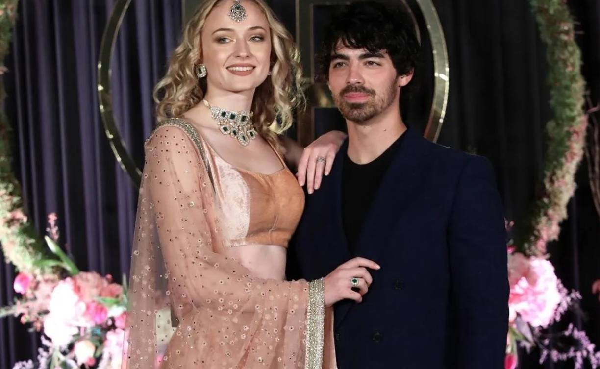  “A partir de entonces, ella exigió a través de esta presentación que Joe entregara los pasaportes de los niños para que ella pudiera sacarlos del país inmediatamente”, afirma el comunicado.