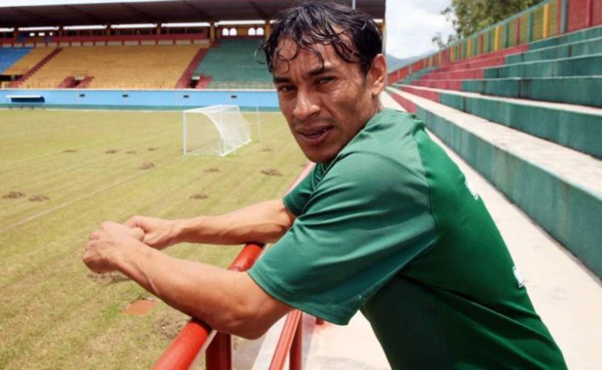 Javier Portillo. A sus 34 años, el hondureño milita en el Juticalpa y es titular. Su hablidad no tiene nada que ver con su rasgos físicos, desequilibra por esa banda izquierda.