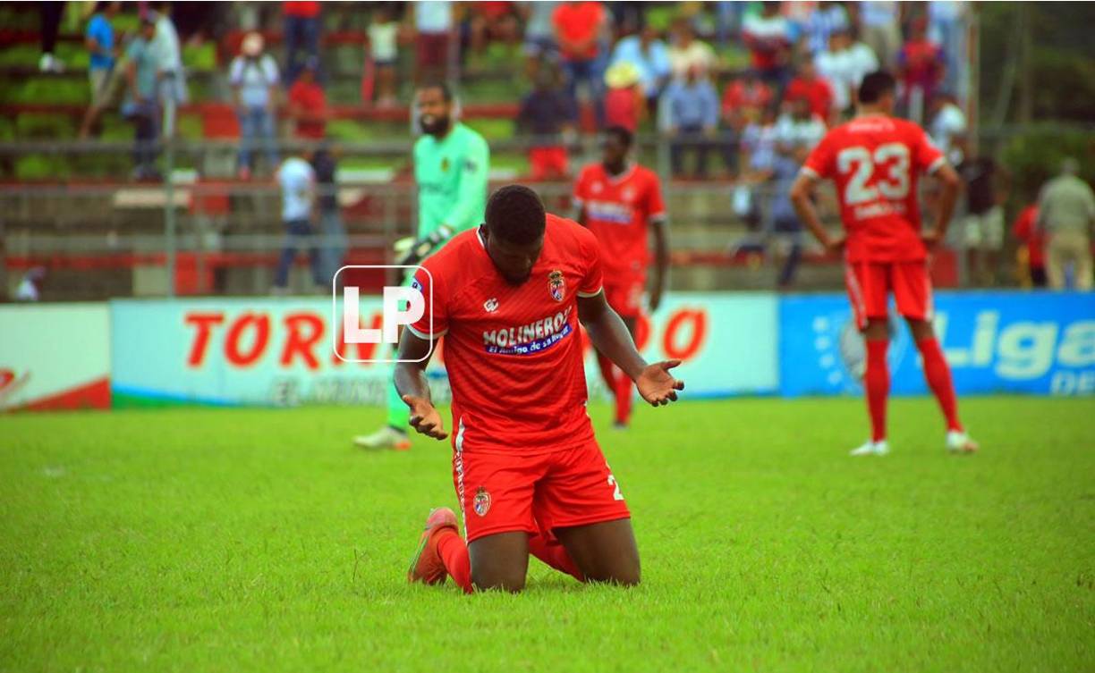 Los jugadores de la Real Sociedad agradecieron por el empate contra el Olimpia.
