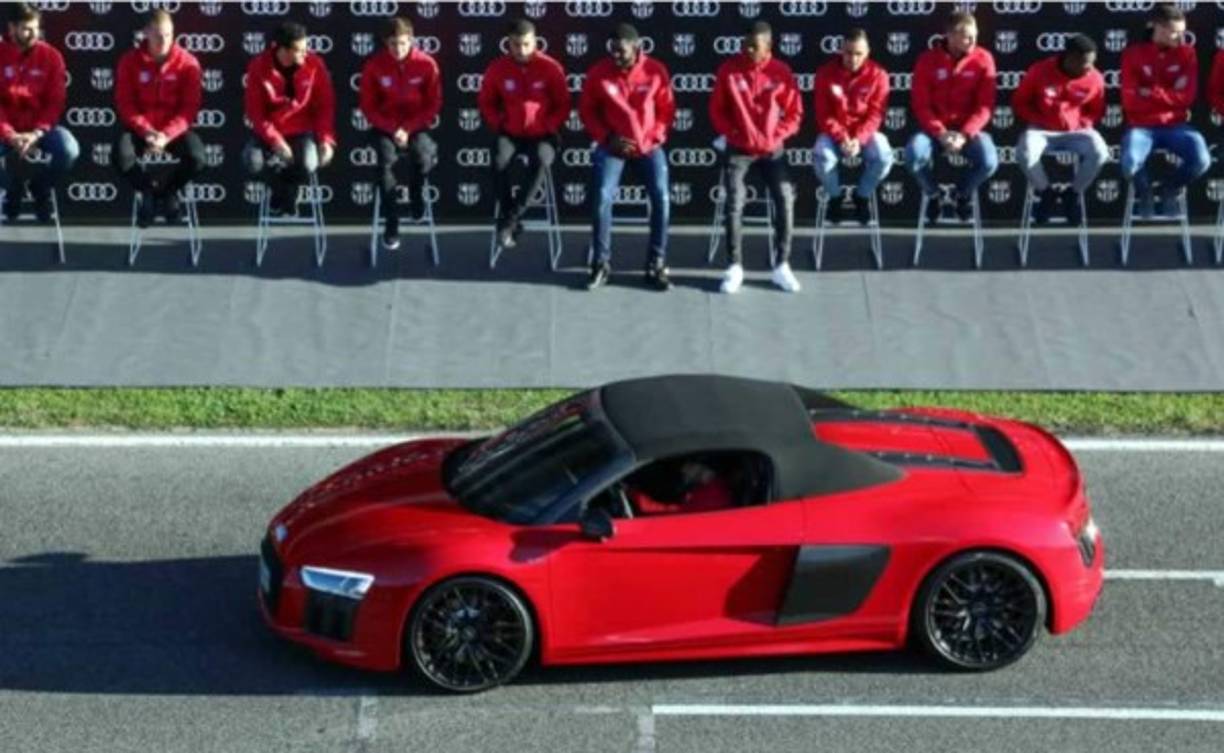 Aleix Vidal / Audi R8 Spyder V10 Rojo Tango. 540 CV (209.420 euros). El lateral derecho, después de Sergio Busquets, fue el jugador que eligió el coche más caro.