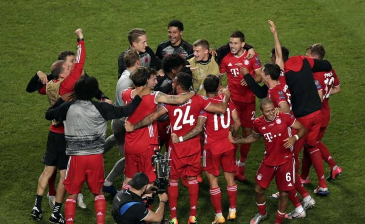 Los jugadores del Bayern celebran en conjunto la victoria.