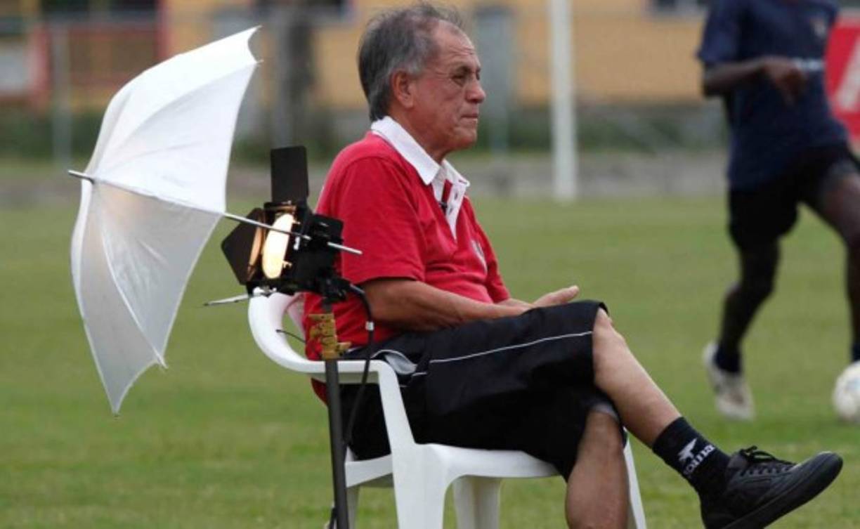 José de la Paz Herrera es un entrenador que ha logrado el éxito en cada club que ha dirigido, además de selecciones. Sin lugar a dudas un enorme estratega que hoy arriba a sus 76 años de edad.