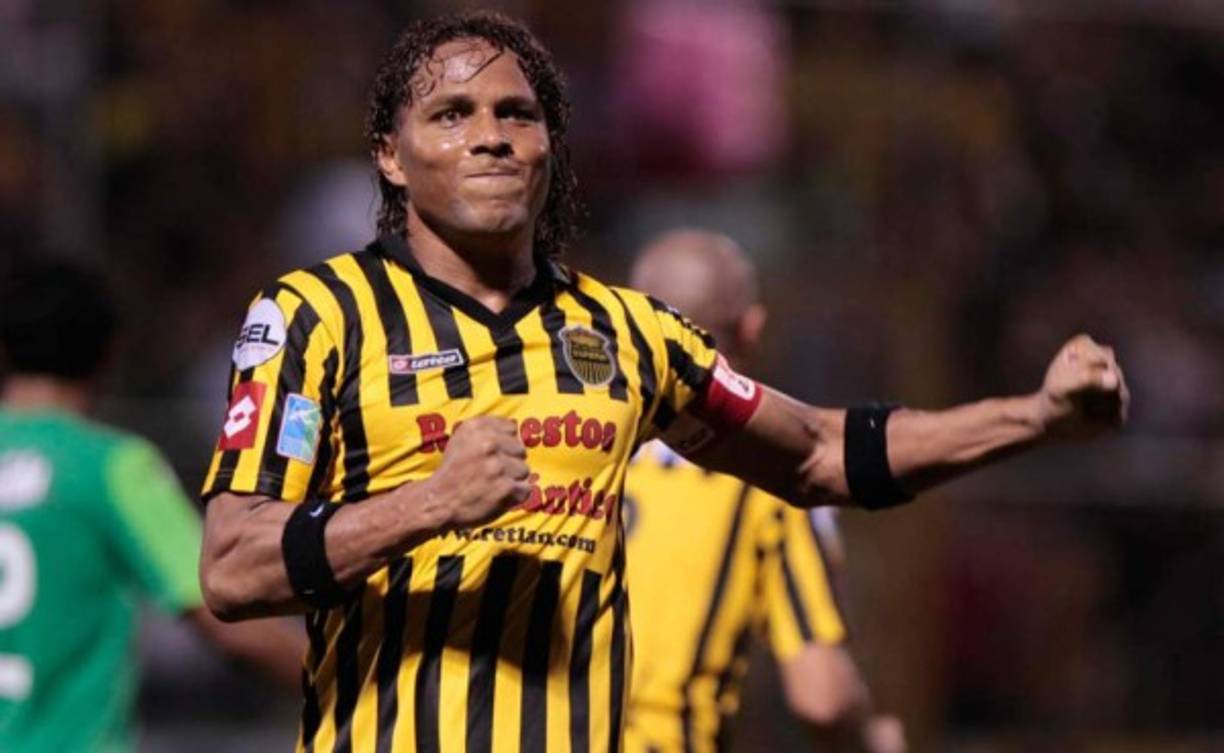 El apodo de 'La Sombra Voladora' nace cuando Carlos Pavón jugaba en el fútbol mexicano donde dejó una huella histórica, fue por su gran salto al momento de cabecear.