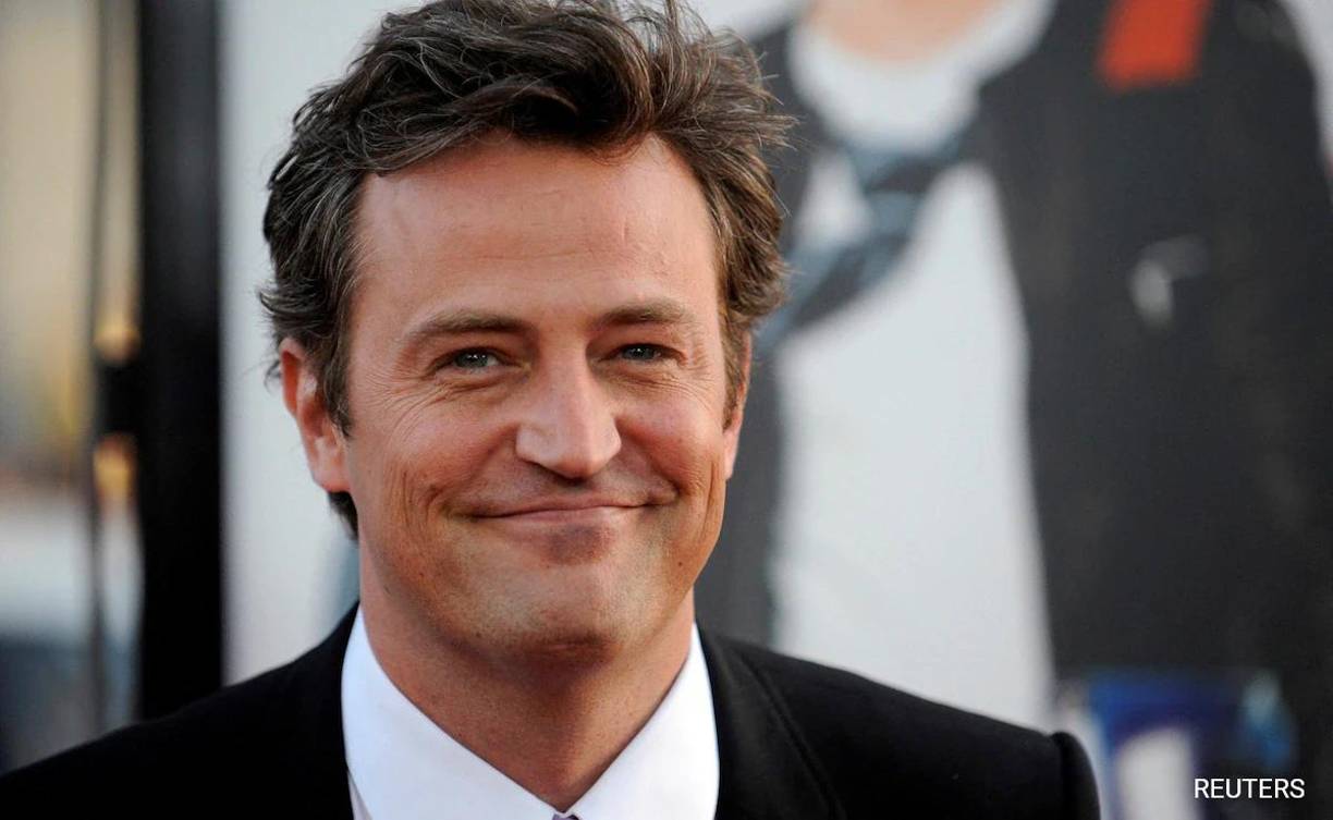 Matthew Perry fue hallado muerto el 28 de octubre en su casa. Según el reporte de la autopsia que se le practicó, el actor de Friends murió “accidentalmente” tras consumir ketamina. Sin lugar a dudas fue una noticia que conmocionó al mundo ya que era conocido internacionalmente por su trabajo actoral, principalmente por su papel de Chandler Bing en la serie de Warner Bross, “Friends”.