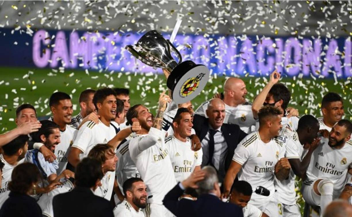 Sergio Ramos, como capitán del Real Madrid, alzó el trofeo de campeón de la Liga Española.