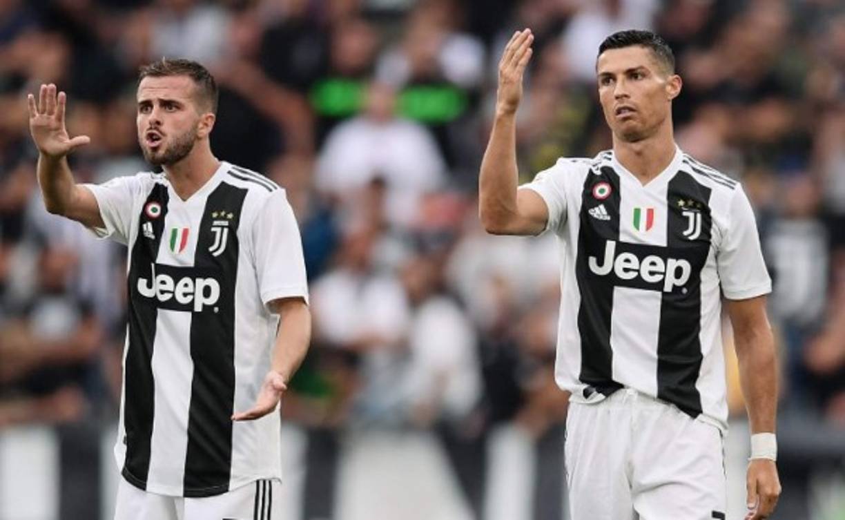 Pjanic y Cristiano Ronaldo con serios reclamos durante el encuentro ante Lazio.