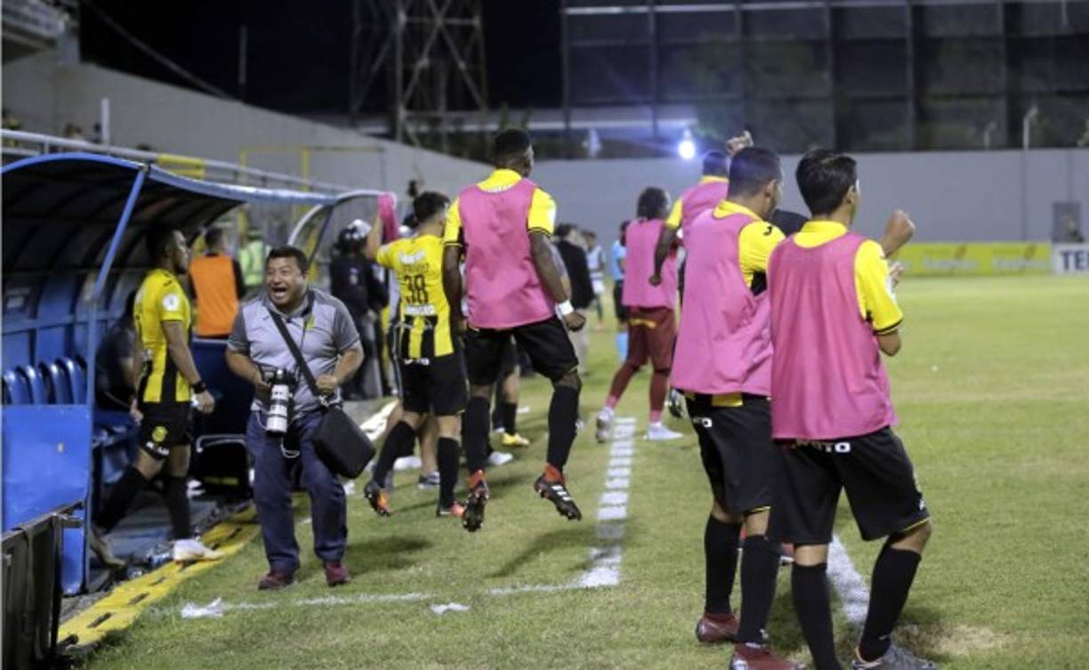La celebración de la banca del Real España tras el gol de Jhow Benavídez.