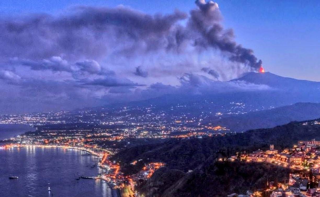 En tanto que la actividad infrasónica es baja, con eventos localizados principalmente en el cráter del sureste, según el organismo.