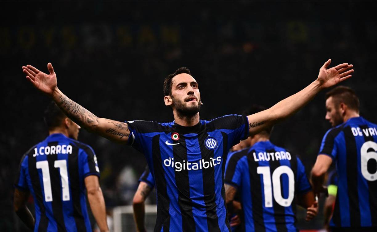 El turco Hakan Çalhanoglu celebrando su golazo que dio el triunfo al Inter de Milán.