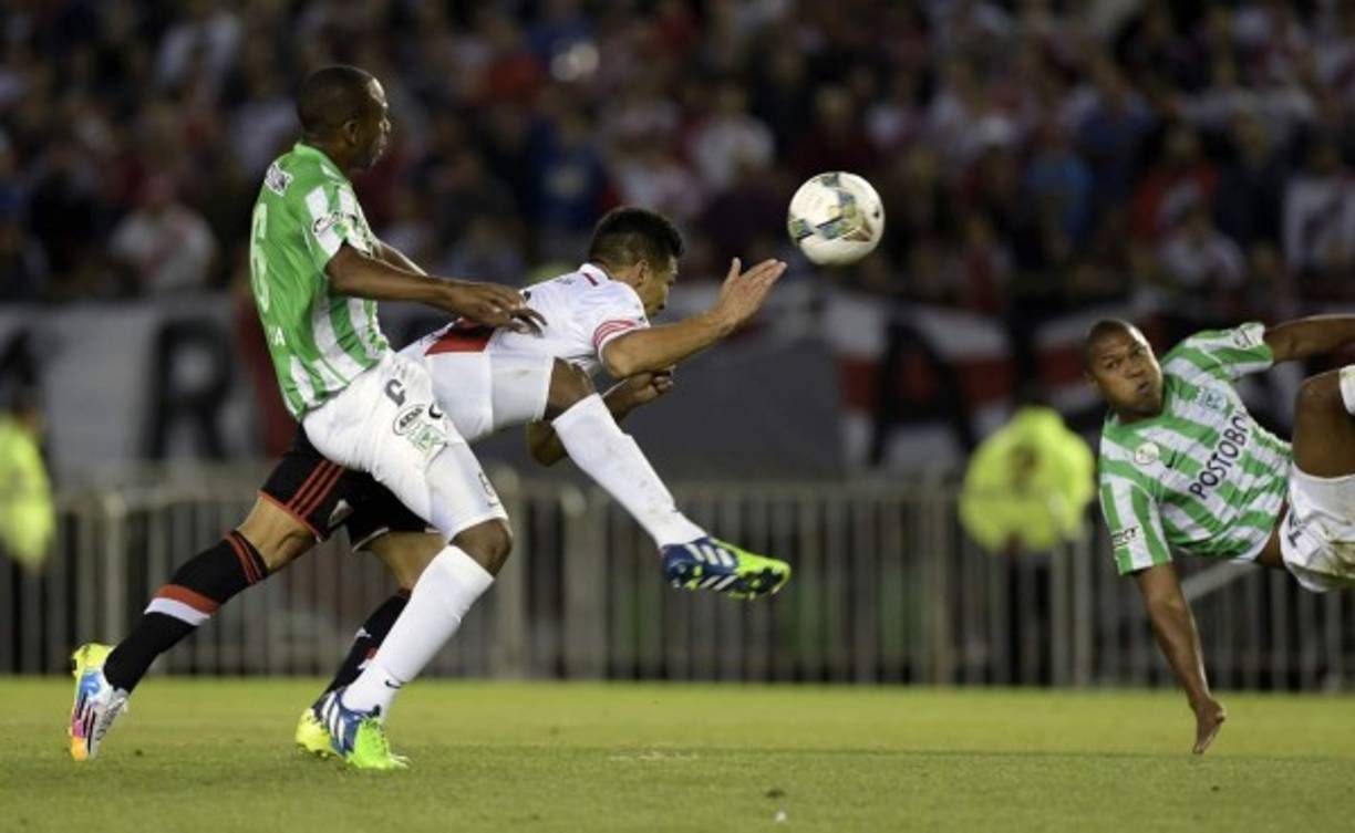 Téofilo Gutiérrez conecta de cabeza con la marca encima de Juan Valencia.