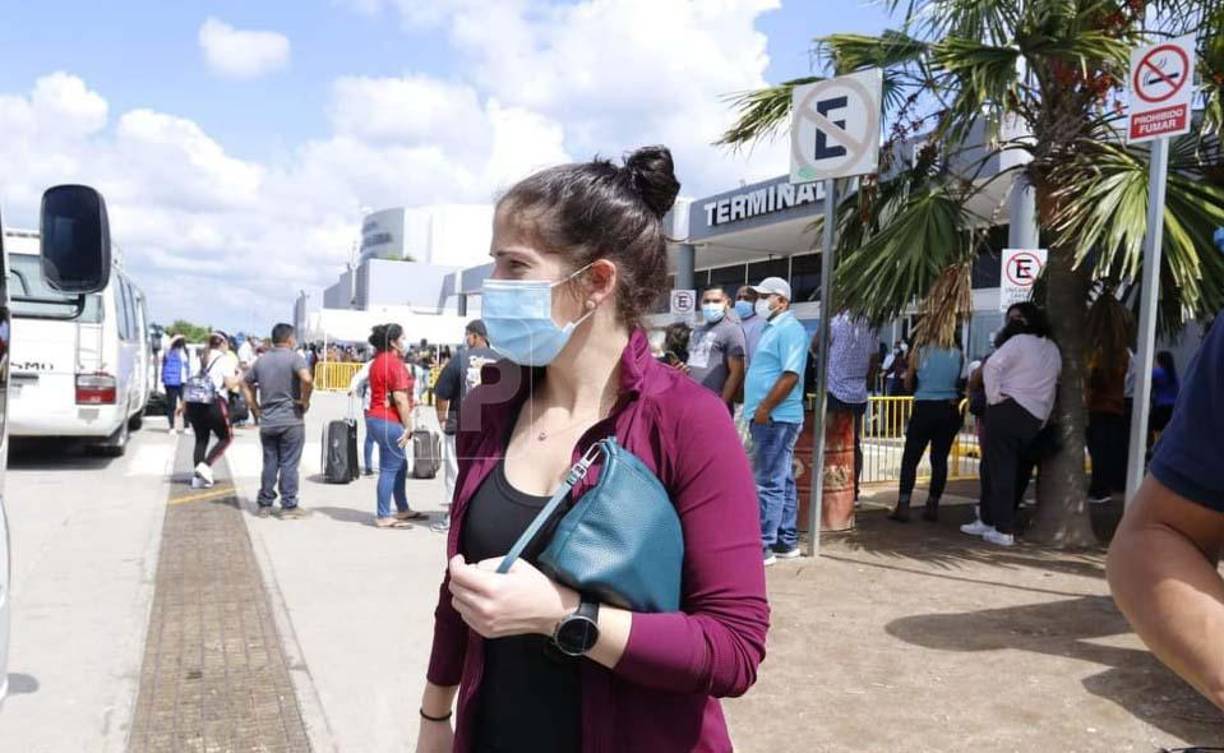 Ella es Chantal Boudreau, chica que se desempeñará como árbitro asistente en el duelo Honduras vs Panamá. La señorita aterrizó casi al mismo instante en que lo hizo la selección panameña.