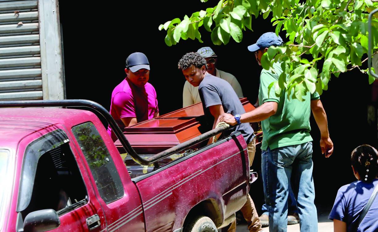 Un ciudadano la auxilió y la llevó hasta la estación de bomberos en la colonia El Carrizal, pero la jovencita expiró a los pocos minutos de haber llegado.