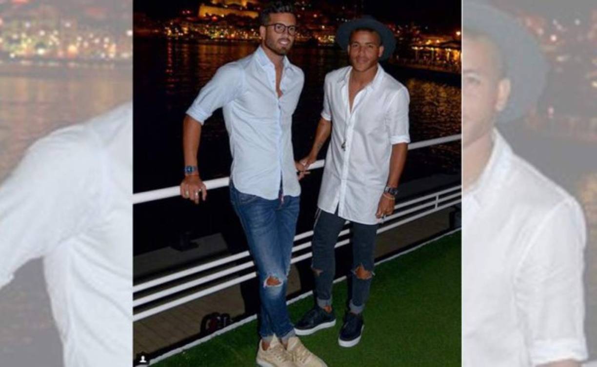 El mexicano Jonathan Dos Santos y el defensor Mateo Musacchio, compañeros en el Villareal de España, en su momento fueron tildados de tener una relación sentimental. La noticia la dio a conocer TV Notas en el 2015.