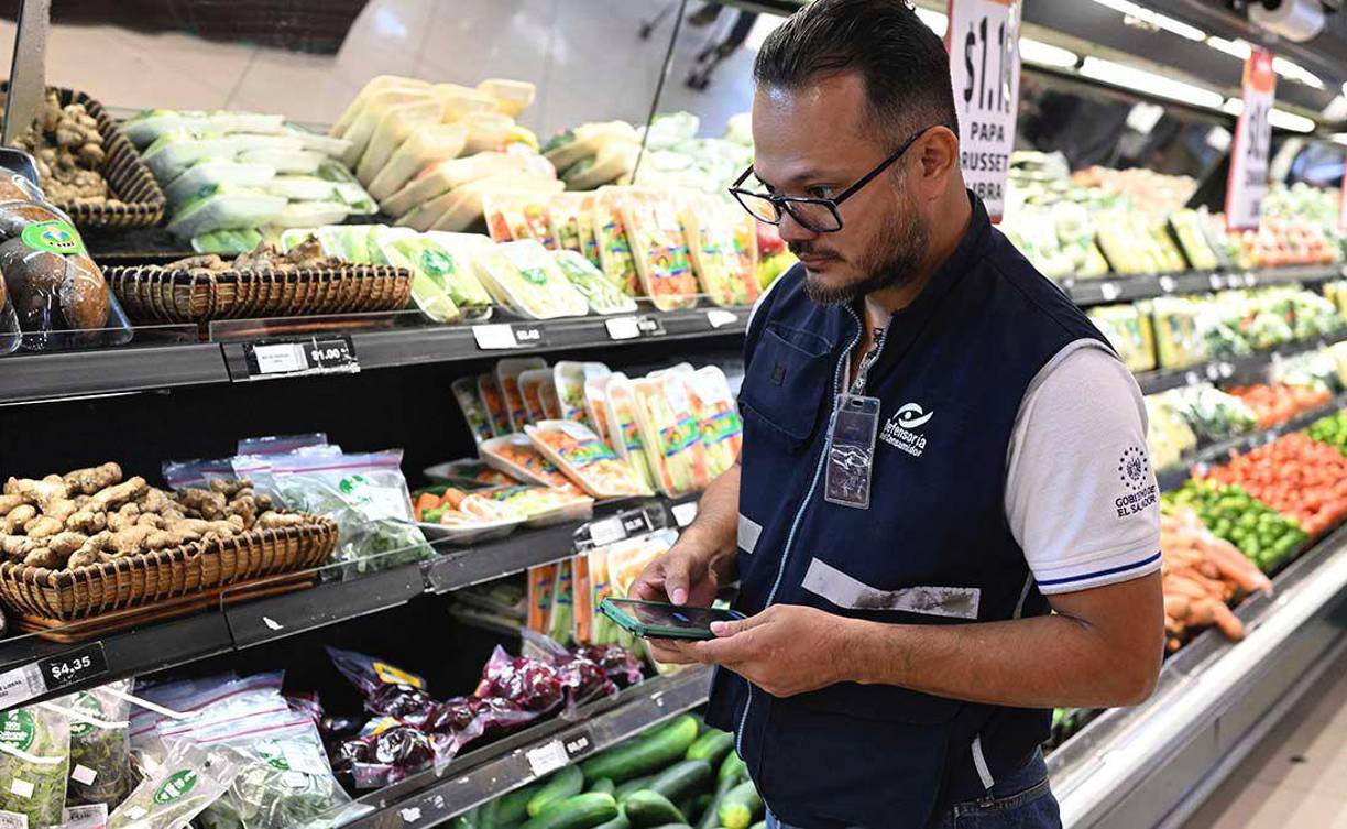 El mandatario salvadoreño envió varias inspecciones a cadenas de supermercados para combatir las “mafias” empresariales tras el alza inmoderada en los precios de los alimentos.