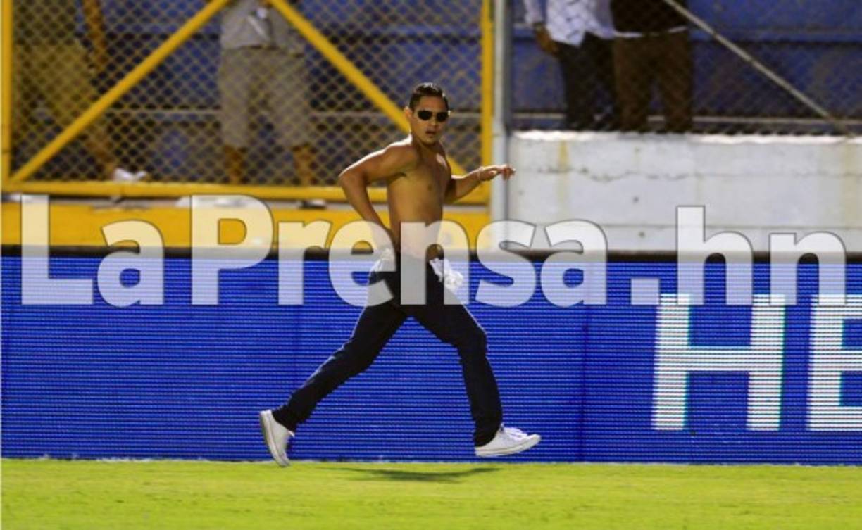 El hincha muy campante recorriendo la cancha.