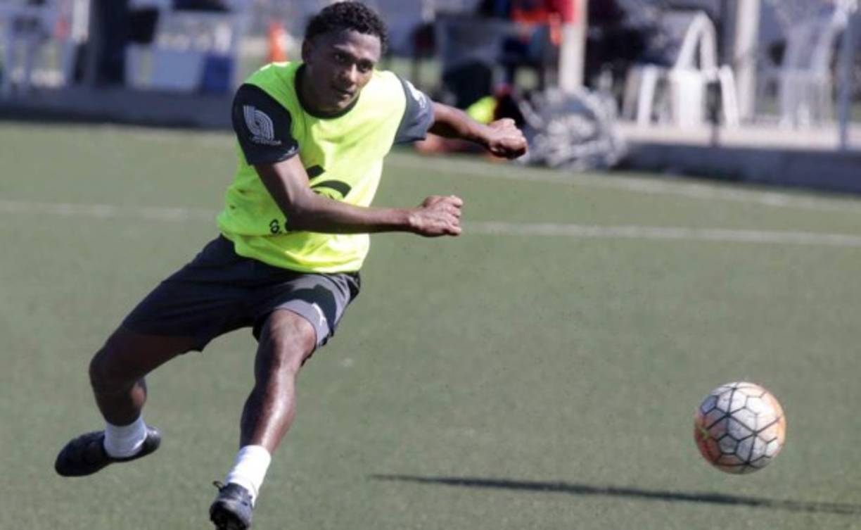 Ever Alvarado: El defensor sigue sin renovar con el Olimpia y clubes como Motagua lo pretenden.