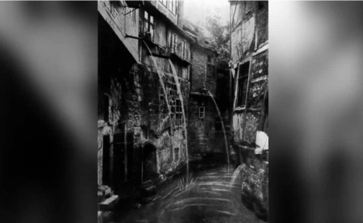 2. El olor era insoportable. Para evitar las enfermedades del agua y la naturaleza pecaminosa del baño, la gente comenzó a usar trapos perfumados para frotar sus cuerpos y perfumes para enmascarar el olor. No obstante, no fue suficiente, ya que la población comenzó a despedir un olor a podredumbre bastante rápido. Por si fuera poco, las calles de las ciudades tendían a ser recubiertas de heces y orina gracias a la gente que arrojaba el contenido de sus urinarios por las ventanas provocando que hubieran corrientes fétidas de agua turbia. Así mismo, algunas personas debían colocarse pañuelos perfumados bajo la nariz para no vomitar cuando salían de sus casas. Si eso no es suficiente, los carniceros mataban a los animales en las calles y dejaban los restos inutilizables y sangre en el suelo, que comenzaban a pudrirse al cabo del tiempo. No es posible imaginar cómo podía sobrevivir la gente al hedor en los días de verano.