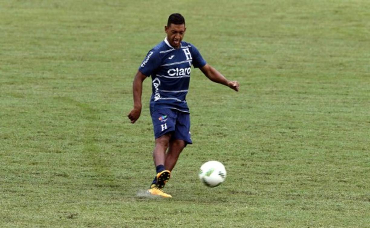 Bryan Acosta, en compañía de Amado Guevara, la mano derecha de Pinto y un referente histórico del balompié nacional, se puso a ensayar tiros libres dejando entrever que este viernes podría convertirse en una variante más del 'equipo de todos' para contrarrestar a Australia.