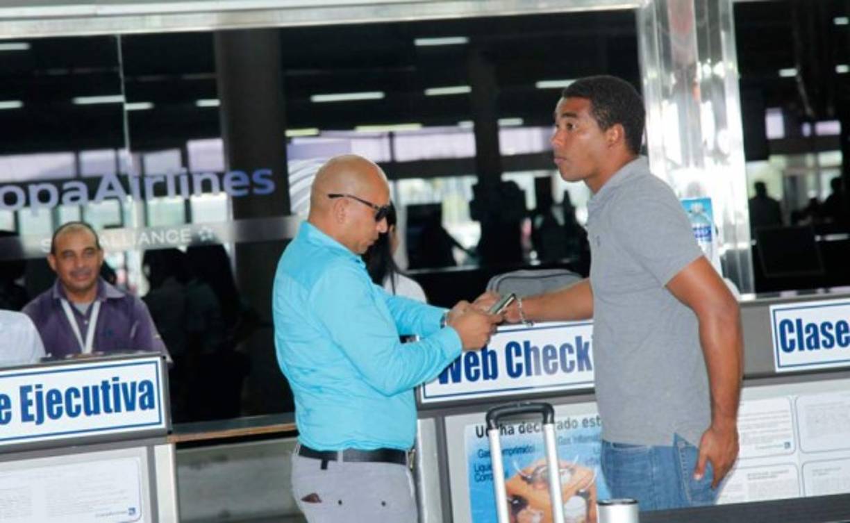 Manrique Amador junto al portero hondureño José Mendoza.