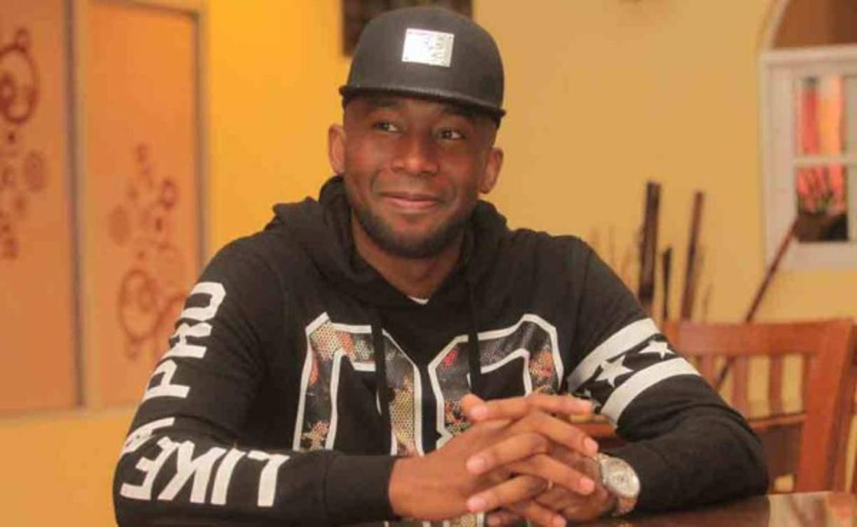 Jerry Palacios: El todavía delantero hondureño, milita en el Belmopan de Belice, tiene su tienda en la que ofrece una variedad de artículos deportivos y casuales, entre ellos camisas, pantalones, tenis, gorras y más.