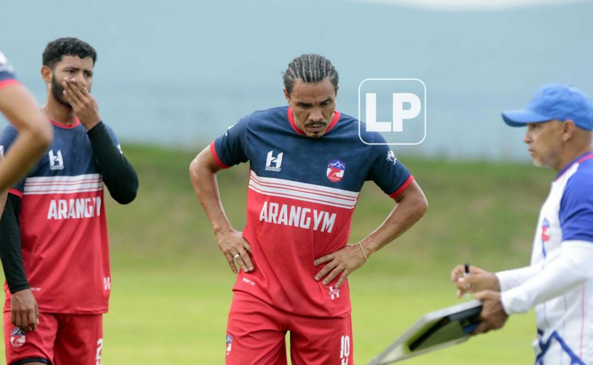 ‘Rambo‘ de León puso atención a las indicaciones del entrenador Hernando Medrado.