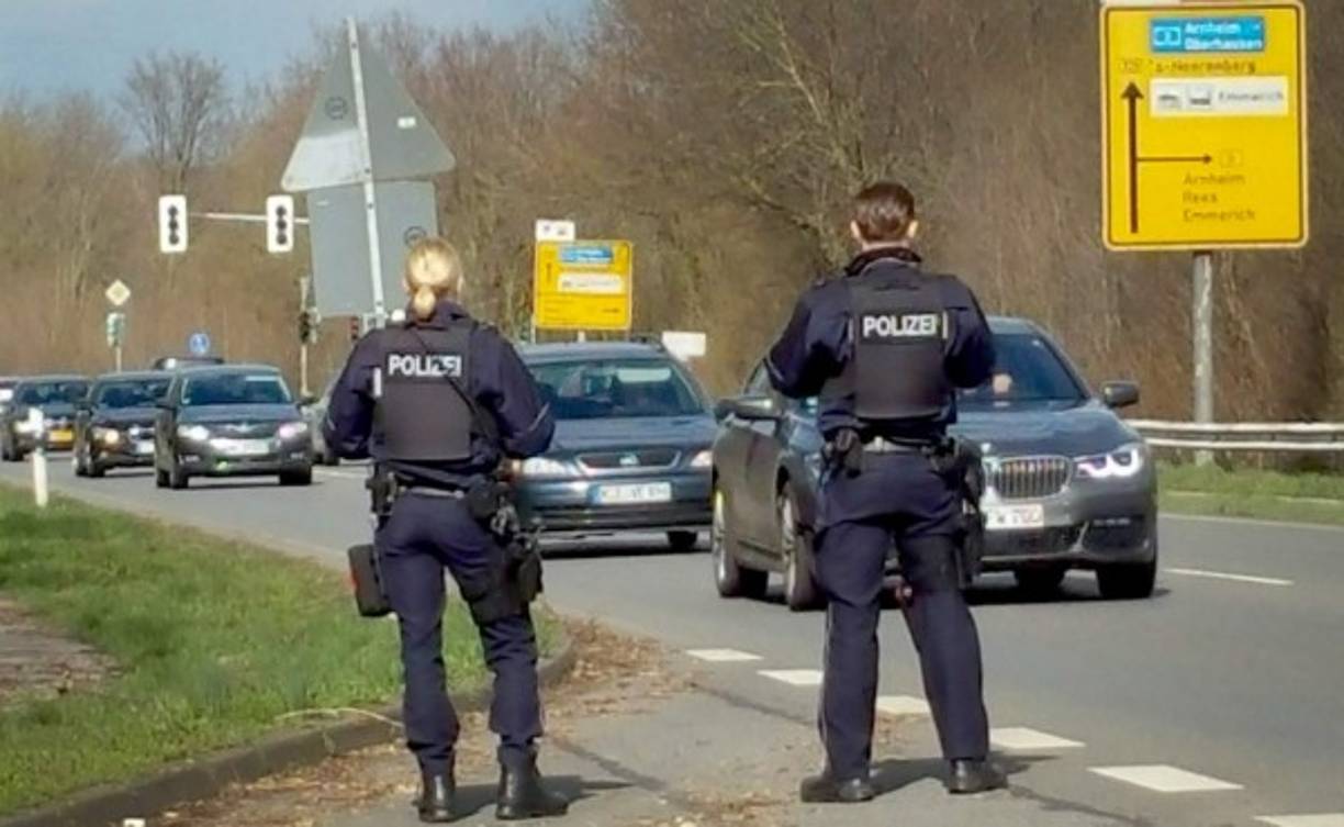 De acuerdo con la televisión holandesa NOS, el único sospechoso identificado declaró ante un tribunal hace dos semanas por un caso de violación, aunque su abogado rechaza confirmar si su cliente se encontraba en libertad vigilada durante el tiroteo ocurrido hoy.<br/>