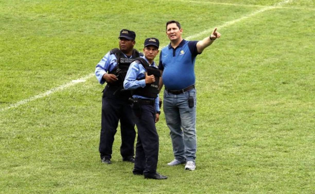 Un miembro de la delegación de Australia hablando con dos policías en el estadio Olímpico.