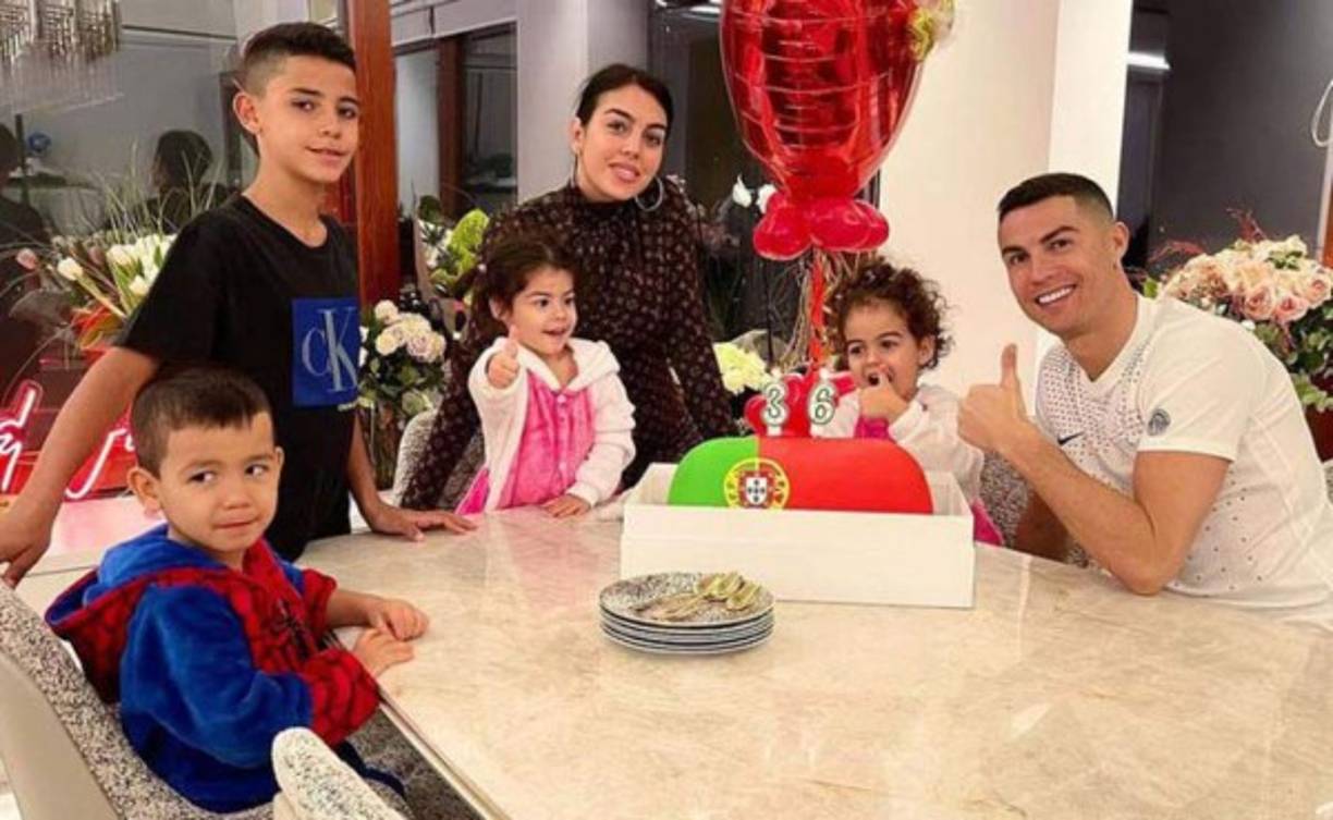 Georgina Rodríguez junto a sus cuatro hijos le prepararon una linda fiesta a Cristiano Ronaldo. Al delantero de la Juventus le llevaron un pastel de la selección Portugal.