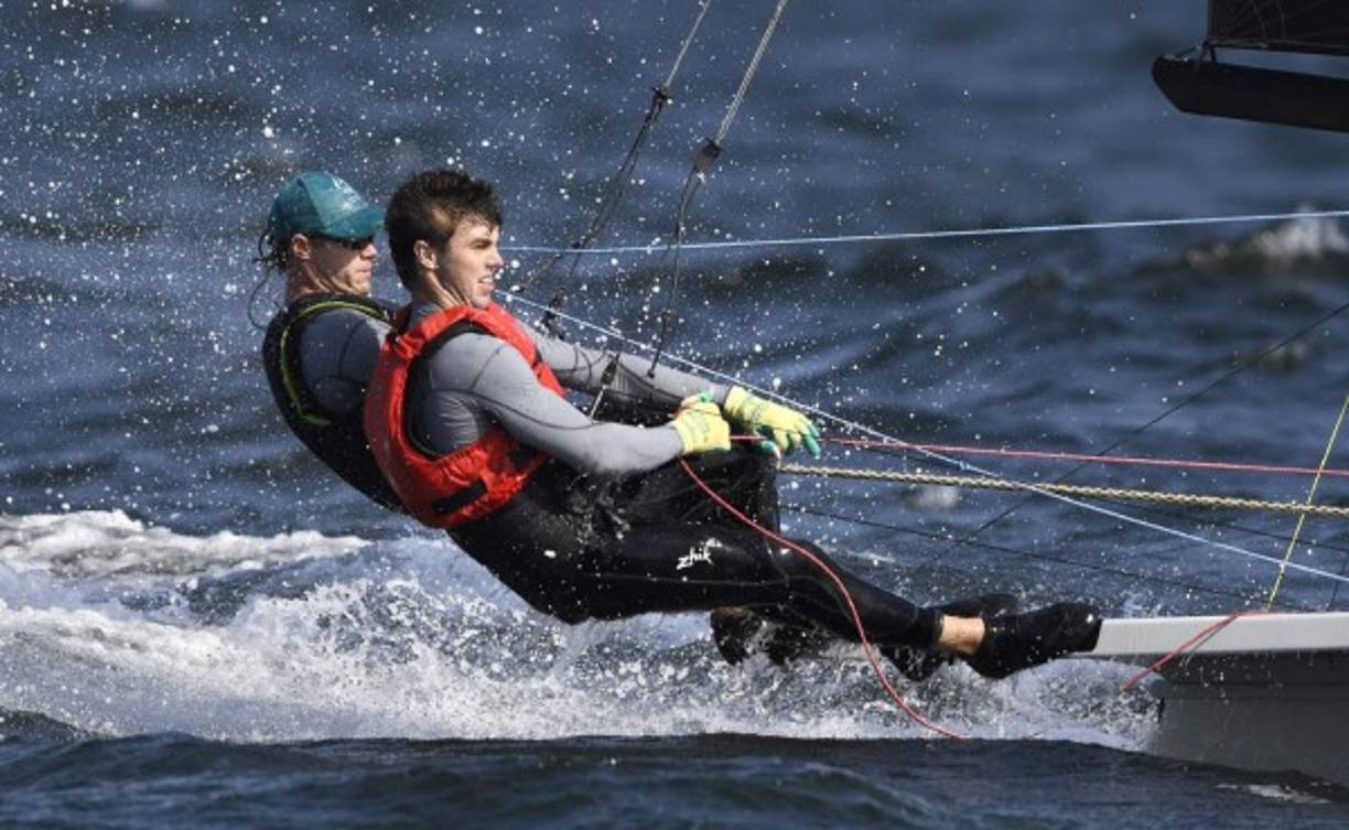 BOTES DE VELA. A toda máquina. Los competidores de botes de vela de Australia, Iain Jenson y Nathan Outteridge, aumentan la velocidad a través del agua durante una sesión de entrenamiento en Río de Janeiro en la Bahía de Guanabara antes de los Juegos Olímpicos.
