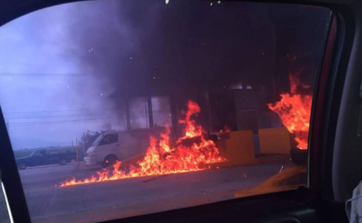 Un grupo de manifestantes quemó este jueves las casetas de peaje que están siendo construidas en la carretera que del municipio de San Manuel, Cortés, conduce hacia la ciudad de El Progreso, Yoro.