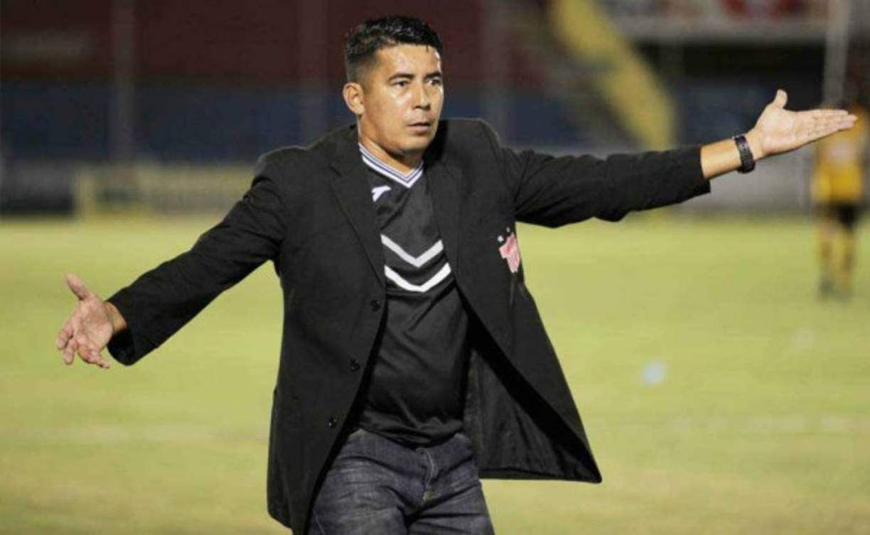 Elvin López: El entrenador hondureño podría volver al Vida de La Ceiba luego de que Héctor Castellón decidió no seguir en el club cocotero.