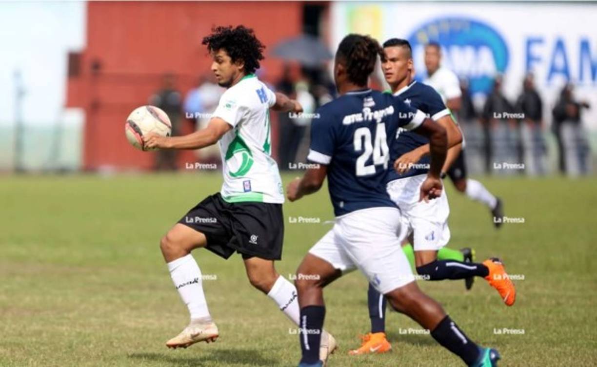 Luis Lobo conduce el balón ante la marca de los jugadores progreseños.