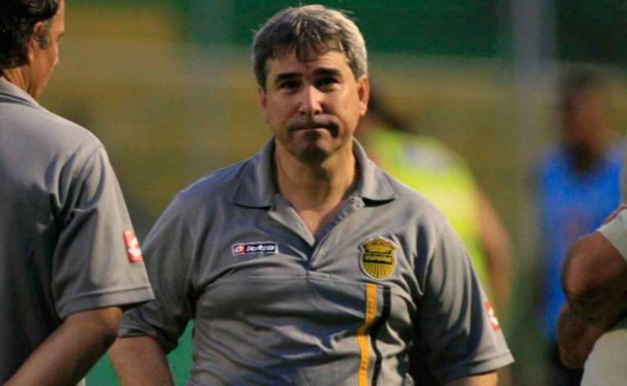 Residents use a makeshift raft to cross the Suchiate river, natural border with Mexico, in Ciudad Tecun Uman, Guatemala, on October 19, 2018. - US President Donald Trump threatened on October 18 to send the military to close its southern border if Mexico fails to stem the 'onslaught' of migrants from Central America, in a series of tweets that blamed Democrats ahead of the midterm elections. (Photo by Johan ORDONEZ / AFP)