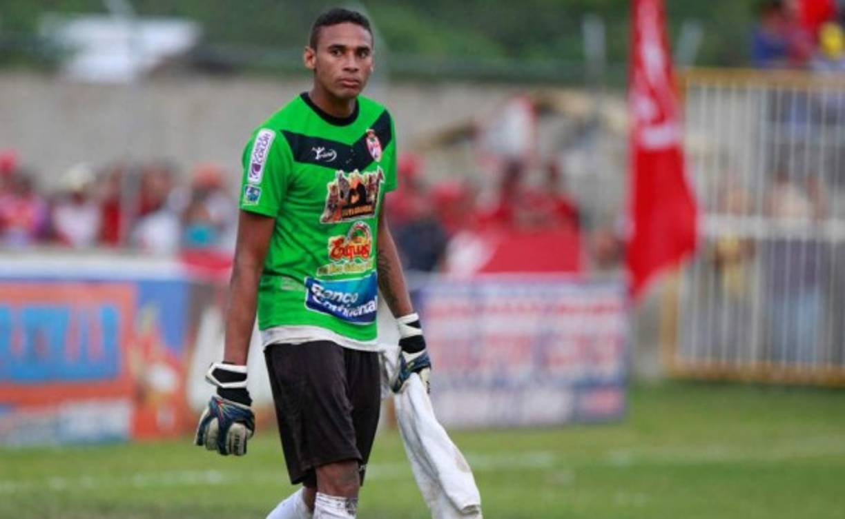 El portero hondureño Sandro Cárcamo, suplente en el Platense, estaría saliendo del club escuelo que intentará a toda costa quedarse con el panameño José Calderón.