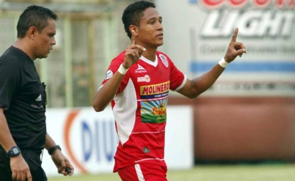 De continuar en la Real Sociedad, a Héctor Castellón le gustaría seguir contando con Cristian Altamirano, quien ya se despidió del equipo y de la afición tocoeña. “Es un jugador importante en el proyecto. Por lo menos que lo convenzan de jugar un año más, creo que todavía tiene cuerda para rato, es un jugador que con una buena pretemporada jugaría un buen año. Ahorita sin pretemporada tuvo lesiones al final del torneo, pero con una buena base y poniéndose de acuerdo podría volver, pero eso ya depende de la dirigencia”.