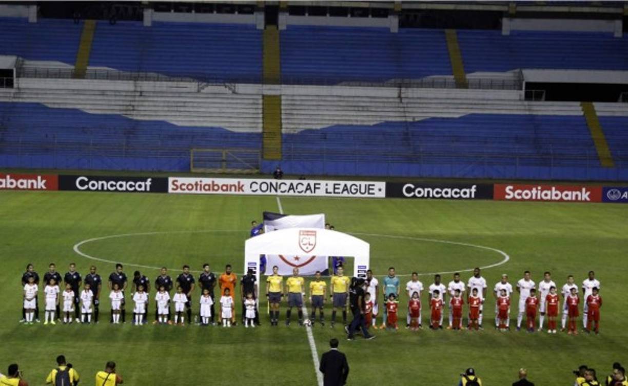Los equipos titulares de Olimpia y Comunicaciones, junto a la cuarteta arbitral, previo al inicio del partido que se jugó a puertas cerradas en el estadio Olímpico.