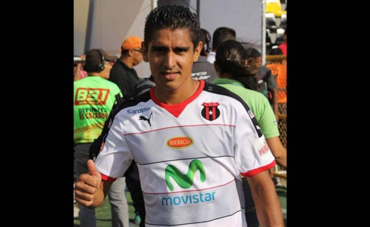 El Alajaluense de Costa Rica ha hecho una barrida en su plantel y entre los jugadores que se marchan esta el centrocampista hondureño Jorge Claros. También fueron despedidos técnico Guilherme Farinha y al gerente deportivo Víctor Badilla.