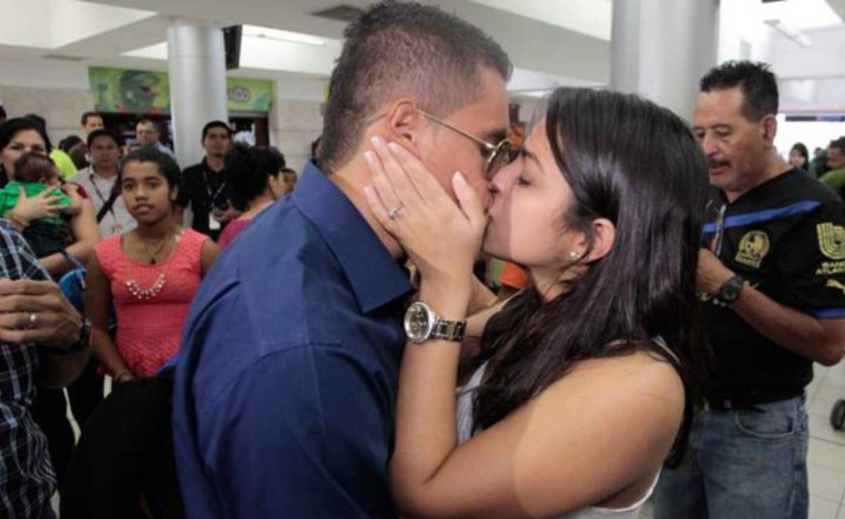 El atacante del Olimpia, Roger Rojas y su amada.