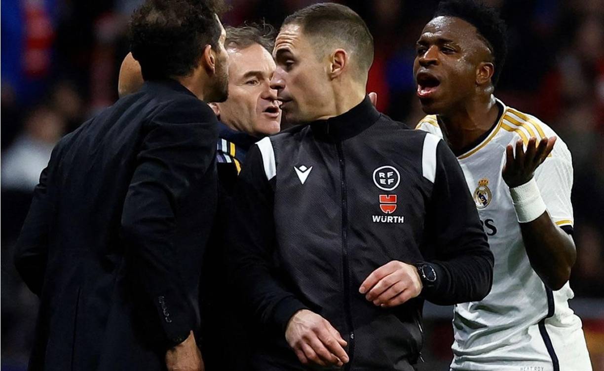 Vinicius y Diego Simeone se encararon antes del inicio de la prórroga.