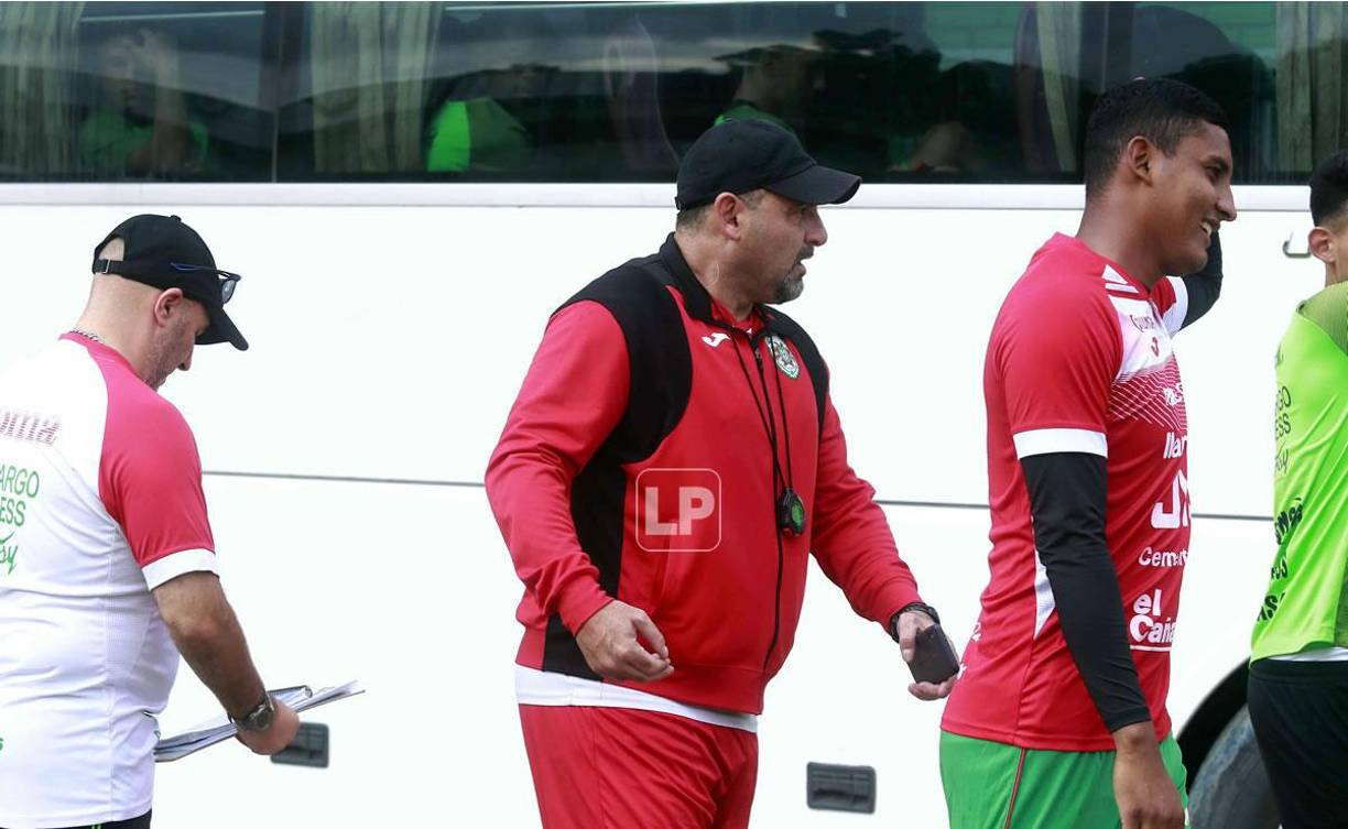 Martín ‘Tato‘ García se refirió a las bajas y posibles fichajes: “Veremos. Los muchachos que están son todos futbolistas del club, hay de reservas y otros que han tenido el pasaje por primera división. Evaluaremos. Tampoco me gusta trabajar con un plantel muy amplio, esa es la realidad porque se le da otra calidad al equipo. Pero sí, van a llegar tres o cuatro jugadores más”.